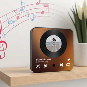 create_a_photorealistic_image_of_a_sleek_black_magnet_positioned_frontally_on_a_light_wooden_shelf__qw5rwqeuevuqkgdqfpyw_0